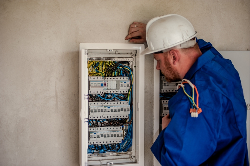 electricite-LA CRAU-min_electrician-2755683